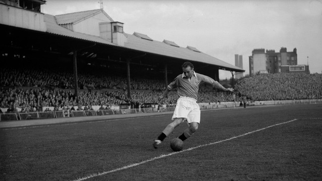 Stanley Matthews hanya digaji 20 poundsterling per pekan dan menjadi bintang iklan produk rokok. Perang dunia kedua sempat menghambat prestasinya.