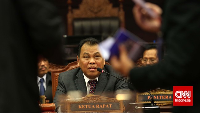 Usai terseret tsunami di MK karena kasus Akil, Arief Hidayat memastikan putusan MK harus dapat dijalankan oleh seluruh penyelenggara negara.