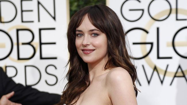 Dakota Johnson harus memerankan Anastasia Steele, mahasiswa yang memiliki kisah cinta erotis bersama Christian Grey dalam fillm adaptasi, Fifty Shades of Grey.