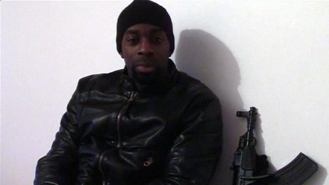 Penggeledahan apartemen Amedy Coulibaly, memungkinkan pihak kepolisian mengidentifikasi beberapa tersangka lain yang terlibat dalam serangan di Paris.