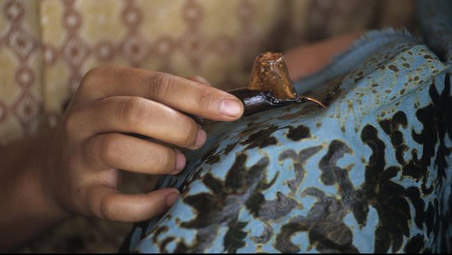 Meski sudah banyak orang yang memiliki kain tradisional, namun belum banyak orang yang paham bagaimana cara tepat merawat dan menyimpan kain ini.