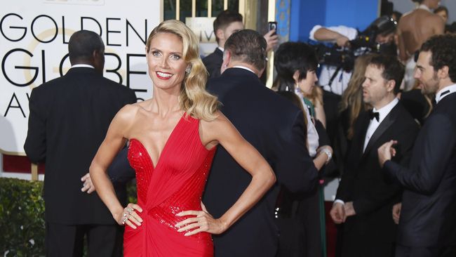 Supermodel Heidi Klum tak sekadar meminjam lagu Sia untuk iklan bra-nya, tapi juga wig bob pirangnya yang khas.