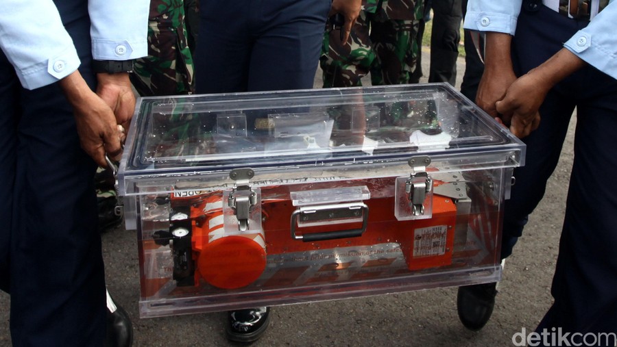 FDR AirAsia Tiba di Pangkalan Bun Tim SAR gabungan berhasil menemukan Flight Data Recorder (FDR) Pesawat AirAsia QZ-8501. Saat tiba di Lanud Iskandar, Pangkalan Bun, salah satu bagian black box itu sempat dipamerkan oleh Panglima TNI dan KNKT. Panglima TNI Moeldoko dan Ketua KNKT sempat menggelar jumpa pers dan memamerkan FDR AirAsia di Pangkalan Bun.