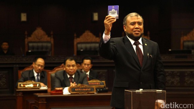 Keduanya menggunakan jatah yang disediakan pemerintah untuk pemanfaatan sisa kuota haji bagi DPR dan instansi terkait. Di tahun 2010, ada 169 kursi anggota DPR.