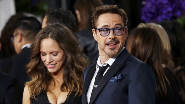 Robert Downey Jr sang Iron Man mengajukan diri untuk mengisi suara dari Jarvis besutan Mark Zuckerberg.