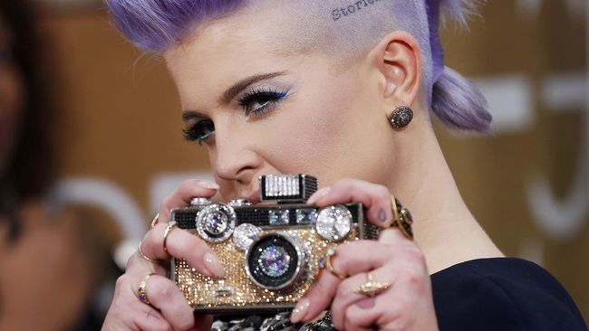 Setelah Joan Rivers, lagi-lagi acara televisi Fashion Police harus kehilangan salah seorang pemandunya yang centil dan kocak, Kelly Osbourne.