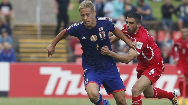 Tim Samurai Biru benar-benar mendominasi jalannya pertandingan. Jepang sudah unggul saat laga baru memasuki menit kedelapan melalui gol Yasuhito Endo.