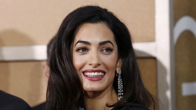 "Saya harap saya menjadi separuh dari perempuan seperti dia. Dia sangat ulung dan menggetarkan," kata Anne Hathaway tentang "kembaran"-nya, Amal Clooney.