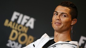 Ronaldo Kirim Penata Rambut untuk Sisir Patung Lilin