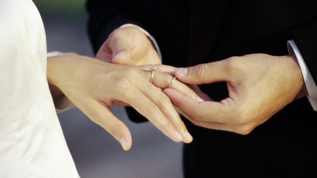 Menurut Kementerian Agama mudahnya melakukan pernikahan bawah tangan membuat maraknya jasa nikah siri.