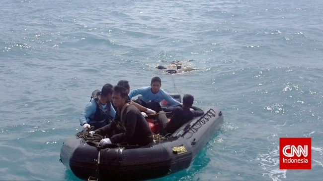 Komisi V DPR kecewa atas absennya Ignasius Jonan dalam raker. DPR menilai Kemenhub sebagai pihak paling bertanggung jawab atas QZ8501 tidak layak diwakilkan.