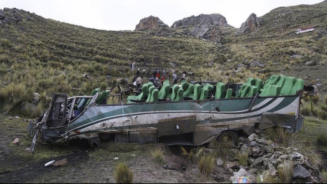 Sebanyak 25 orang dilaporkan meninggal dalam kecelakaan bus di Peru. Bus tersebut terjun ke tebing setinggi 100 meter.