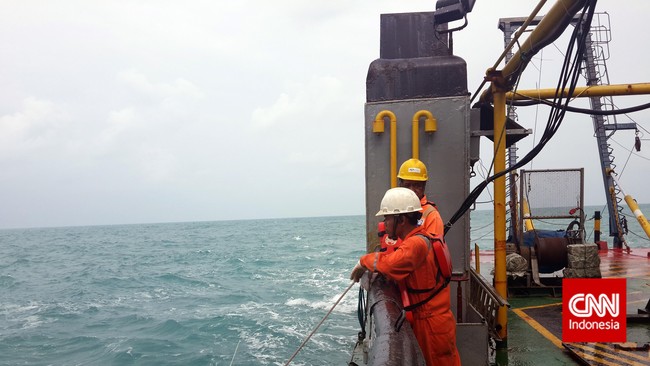 Awak Kapal MGS Geosurvey sempat patah arang. Badan pesawat yang ditelan lautan tak kunjung terlihat. Baru hari ke-8 ekor pesawat bisa ditemukan.