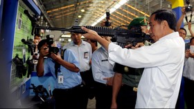 Jokowi Heran Kemenhan dan Polri Masih Impor Senjata dan Sepatu