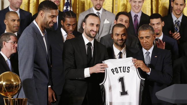 Shooting Guard San Antonio Spurs Manu Ginobili cidera pangkal paha setelah terbentur lutut forward Pelicans pada Februari silam.