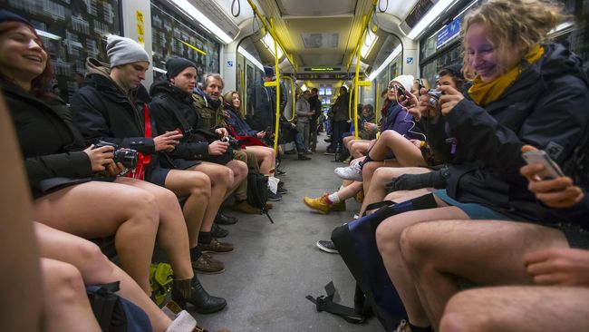Sebagian besar penumpang kereta di New York, baik laki-laki dan perempuan, banyak yang tidak menggunakan celana. Mereka hanya menggunakan celana dalam saja.