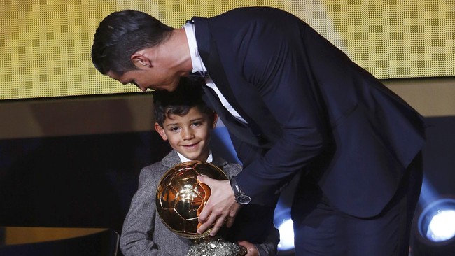 Total ada tiga pemain Barcelona yang menjadi kandidat lima besar Ballon d'Or mengepung Cristiano Ronaldo. Mereka adalah Lionel Messi, Luis Suarez, dan Neymar.