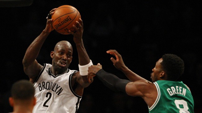 Peluang mengikat kontrak Minessota Timberwolves membuat Kevin Garnett menjadi pemain ketiga yang masih aktif bermain di NBA hingga musim ke-21.