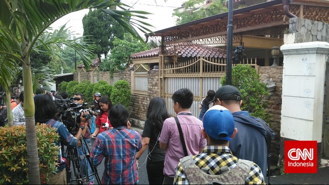 Sebelum tiba, sedikitnya ada lima petugas dari Polsek Pancoran yang mendatangi rumah Budi untuk melakukan pengamanan.