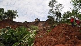 21 Rumah Rusak Berat Tertimbun Longsor di Cililin Bandung