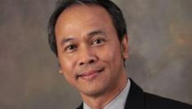 Tjahjono D. Gondhowiardjo, seorang spesialis dokter mata atau lebih dikenal dengan ahli ophtalmologi, tak pernah tahu alasan mengapa ia ingin menjadi dokter.