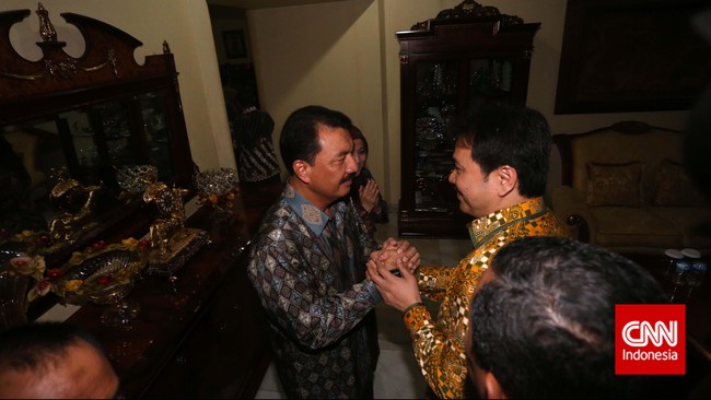 Jokowi diminta memilih Kapolri seperti memilih menteri. Ketika itu Budi Gunawan yang diajukan sebagai salah satu calon menteri, sudah ditandai merah oleh KPK.