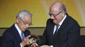 Nestapa Sepp Blatter Gigit Jari di Ballon d'Or 2015
