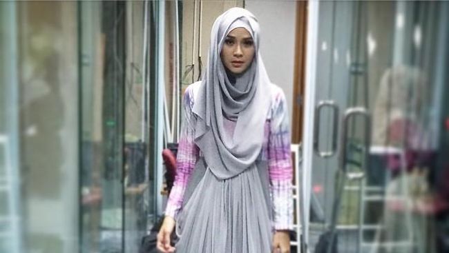 Sejumlah selebritas, termasuk Hanung Bramantyo dan Ivan Gunawan, membangun masjid dan menggelar salat Idulfitri perdana di lokasi masing-masing.