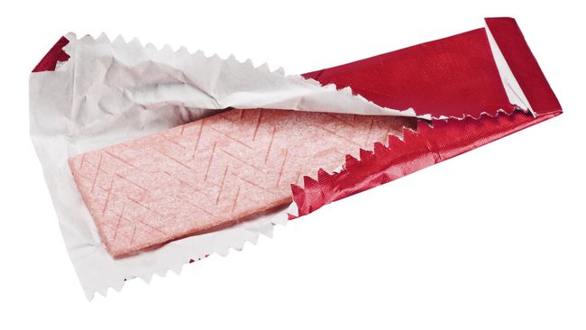Jika Anda mencoba untuk menurunkan berat badan, tapi merasa sangat sulit untuk melawan godaan makanan, kunyahlah permen karet.