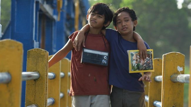Para pemeran Laskar Pelangi menjalin persahabatan sampai dunia nyata. Begitu pula pemeran Mahar dan Ikal. Mereka kuliah di tempat sama, dan berbagi kamar kos.