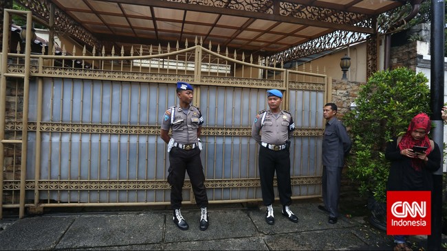 Sejumlah anggota Komisi III DPR RI mendatangi kediaman Budi Gunawan sebagai bagian proses pencalonan Budi Gunawan sebagai Kapolri.