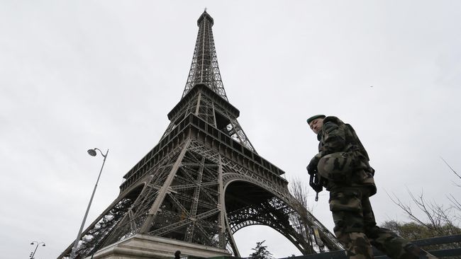 Polisi melakukan hampir sekitar 4000 penangkapan di tempat-tempat wisata favorit, misalnya Menara Eiffel, Museum Louvre, dan pusat perbelanjaan.