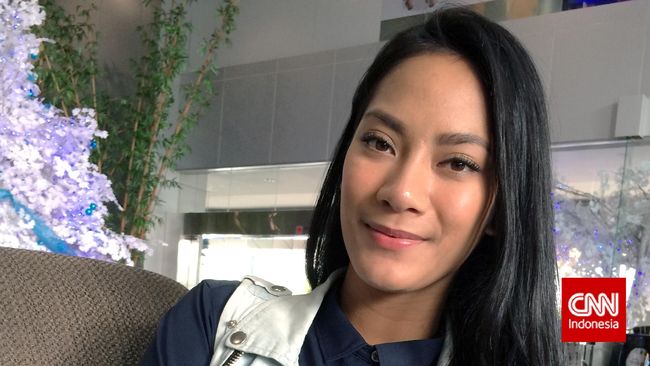 Memiliki kulit gelap, sempat membuat Tara Basro minder. Kini, kariernya makin cemerlang berkat prinsip "tak mudah patah arang.”