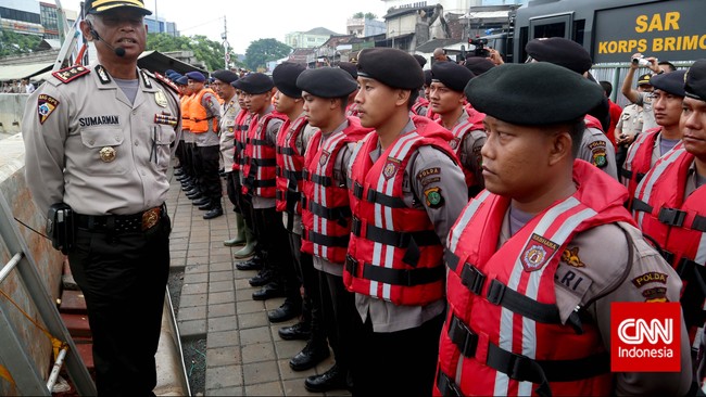 Saat ini, kurang dari 35 persen air yang tertampung di tanah Pulau Jawa, idealnya persentase air di tanah 65 persen dari jumlah total air yang turun saat hujan.