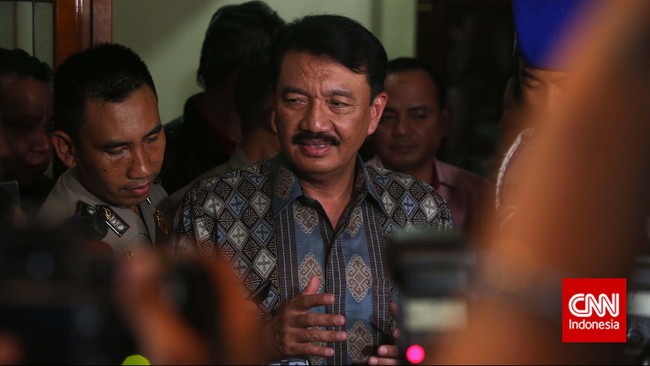 Di sisi lain, Kabareskrim Budi Waseso yang hari ini naik pangkat dari jenderal bintang dua ke bintang tiga, menyatakan siap menjadi calon Kapolri.