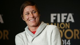 Nadine Kessler Jadi Pemain Terbaik Wanita 2014