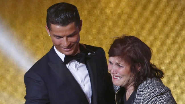Ibu Ronaldo Salah Sebut Juventus Lolos dari Degradasi Sang ibu Cristiano Ronaldo, Dolores Aveiro, salah sebut bahwa anaknya berjasa besar membantu Juventus lolos dari degradasi.