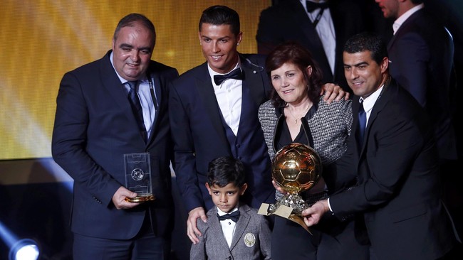 Cristiano Ronaldo menjadi pemain Real Madrid pertama yang berhasil merebut penghargaan Ballon d'Or dua tahun berturut-turut.