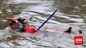 Diguyur Hujan Sejak Malam, Tinggi Air Ciliwung Sudah 210 cm
