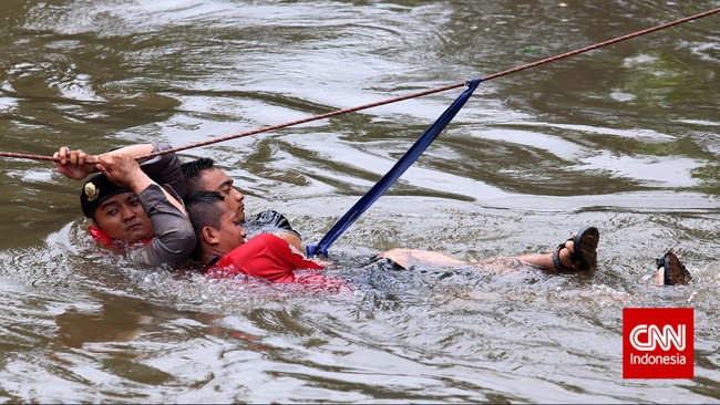 Meski ketinggian air terbilang meningkat di kali Ciliwung, namun status Siaga 3 banjir terdapat di kawasan Angke, Jakarta Utara.