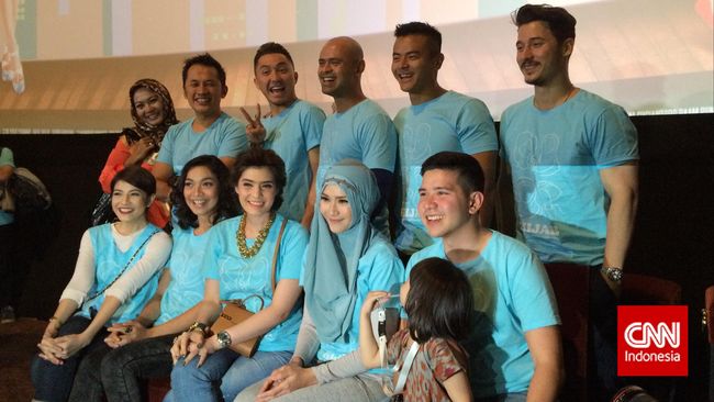 Hanung Bramantyo pernah didemo FPI saat merilis film ? dan Cinta Tapi Beda. Sekarang di film Hijab, ia justru memasang massa FPI yang dikisahkan mendemo film.