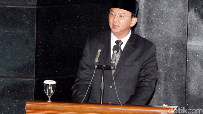 Gubernur DKI Jakarta berkukuh seluruh perusahaan yang ada di wilayah Provinsi DKI Jakarta wajib membayar upah pekerja sesuai dengan UMP tahun 2015.