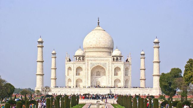 Jutaan turis yang datang ke Taj Mahal setiap tahunnya dikhawatirkan merusak bangunannya yang sudah berumur.