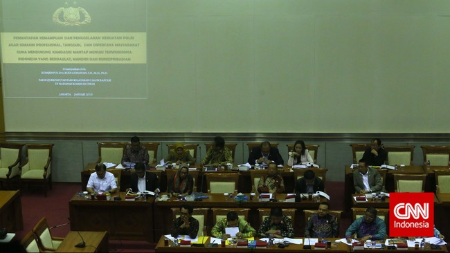Demokrat dan PAN usulkan DPR berkonsultasi lebih dulu dengan Jokowi. "Apabila Budi dipaksakan menjadi Kapolri, tak akan dapat kepercayaan rakyat," kata Benny.