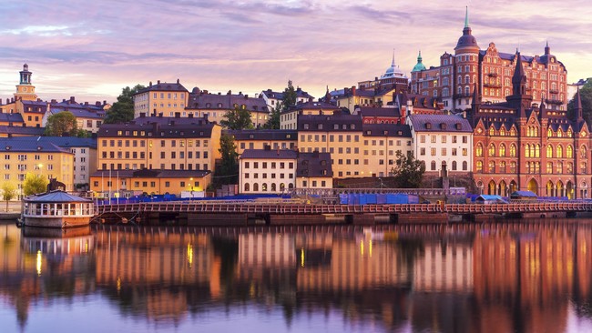 Perusahaan Epicentre di Stockholm, Swedia, menanamkan cip mikro ke dalam tubuh karyawannya untuk membuka akses pintu gedung, tempat fotokopi, hingga lift.
