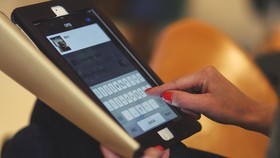 OJK dan Kominfo Selesaikan Masalah Fintech Ilegal Mulai Besok