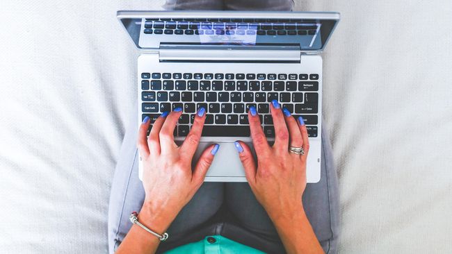 Work from home (WFH) di tengah wabah corona bukan berarti lantas bekerja dari tempat tidur. Sebab, pilihan spot ini justru menimbulkan dampak buruk.
