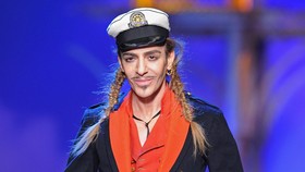 Kembalinya Desainer John Galliano ke Industri Mode Dunia