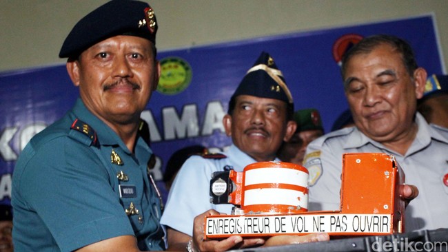 Untuk membaca FDR dan CVR AirAsia, KNKT bekerjasama dengan Bureau d'Enquêtes et d'Analyses (BEA) Perancis dan pakar Singapura serta Korea Selatan.