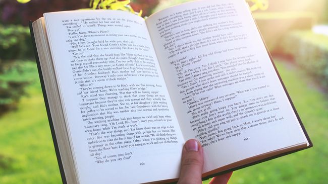 Bila sering membaca, tentu kamu tidak asing dengan paragraf. Lantas, apa itu paragraf? Berikut pengertian paragraf dan jenis paragraf.